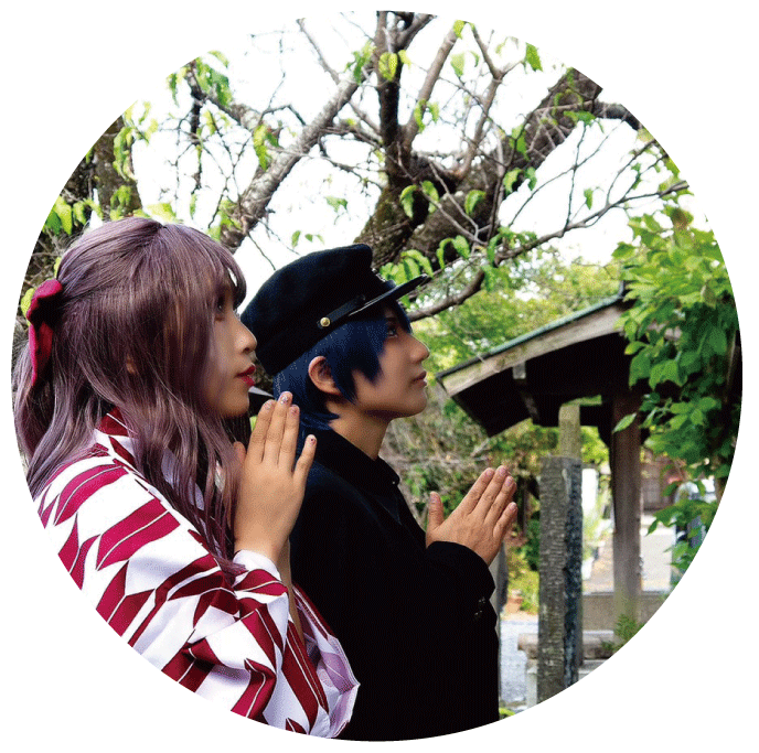 高野山の観光に触れる女性とドライバー